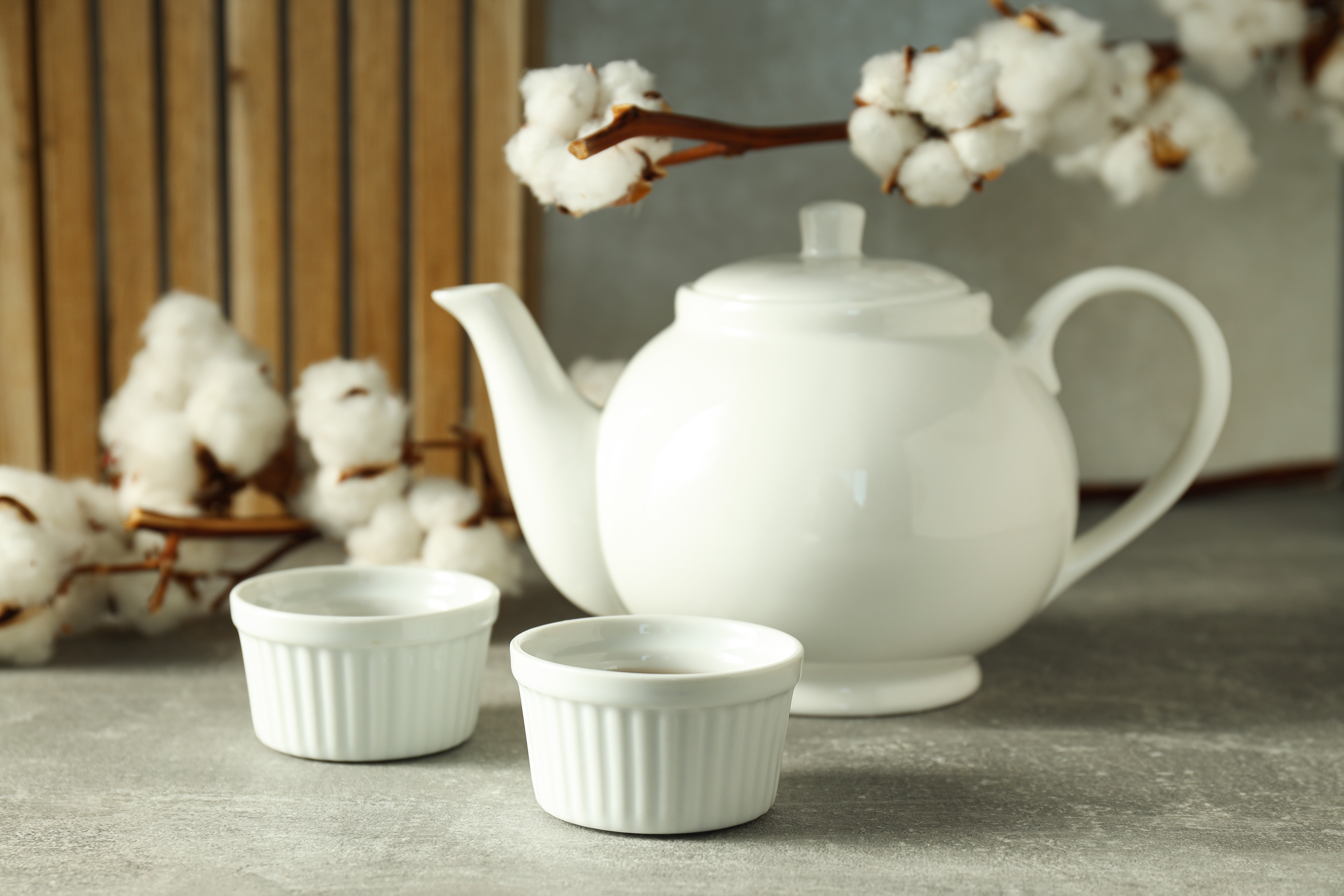 精致的茶具陈列,象征待客之道与文化传统,也承载个人品味、财富与珍贵回忆。